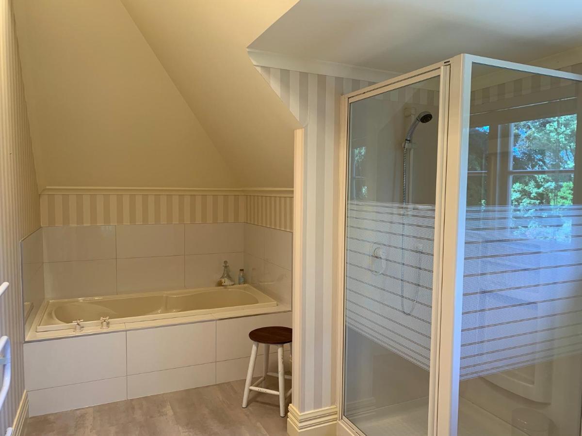 Pin Oaks Luxury Bed & Breakfast Palmerston North Esterno foto